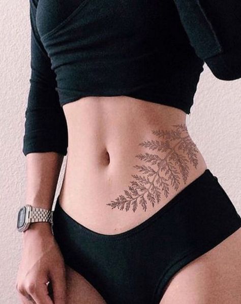 Les plus beaux tatouages pour couvrir ses hanches #tatouage #tattoo #hanche #cuisse #jambe #beauté #aufeminin #feuille #plante Tiny Tattoo, Tattoo Women, Arrow Tattoo, Makijaż Smokey Eye, Henna Tattoo Designs, Hip Tattoo, Tattoo Trends, Trendy Tattoos, Sleeve Tattoo