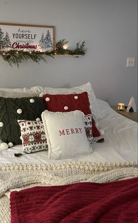 Christmas Bedroom Neutral, Christmas Bedding Idea, Christmas Bedroom Decor Simple, Christmas Bedroom Minimalist, Aesthetic Christmas Bedroom Decor, Aesthetic Cosy Bedroom, Christmas Ideas Bedroom, Cozy Christmas Room Aesthetic, Christmas Decoration For Bedroom