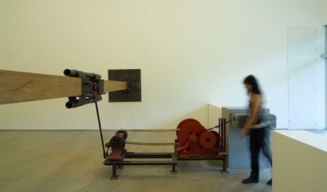 Samson (1985) consists of a 100 ton jack connected to a gear box and a turnstile. The jack pushes two large timbers against the walls of the gallery. Each ... Chris Burden, Sculpture Stand, Funny Jokes To Tell, Installation Design, Sculpture Installation, Land Art, Conceptual Art, Art Google, Wood Blocks