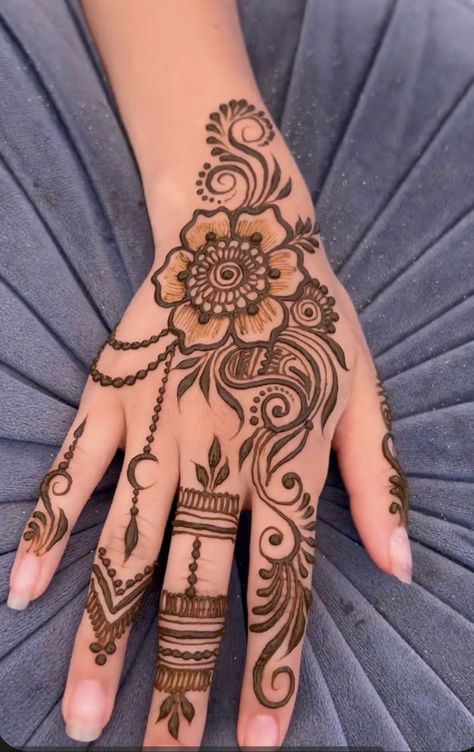 Flower Back Hand Mehndi Designs, Henna Designs Right Hand, Mehendi Back Hand Simple, Hand Henna Flower, Henna Islam, Simple Back Hand Mehndi Designs Arabic, Arabian Mehndi Designs Simple, Hena Styles, Mehandi Designs Back Hand