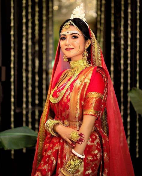 12+ Bengali Brides That Are Absolutely Stunning! - SetMyWed Latest Bengali Bridal Look, Shadi Ideas, Best Indian Wedding Dresses, Bengali Culture, Indian Wedding Poses, Bengali Bridal Makeup, Red Bridal Dress, Bride Ideas, Bengali Bride