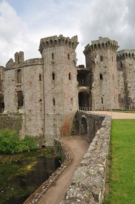 Raglan Castle,Monmouthshire,Wales.Owned by Cadw.Castle was built in several phases, initial work occurring in the 1420s&1430s,a major phase in the 1460s,with alterations& additions at the end of the 16th c. The castle was built in stone,initially pale sandstone from Redbrook,&later Old Red Sandstone,with Bath Stone used for many of the detailed features.Like similar properties of the period, the castle of the 1460s was almost certainly designed to be approached&entered in a particular way. Real Life Castles, 1400 Aesthetic, Sandstone Castle, Stone Palace, Raglan Castle, Castle Concept, Royalty Dr, Fantasy Things, England Aesthetic