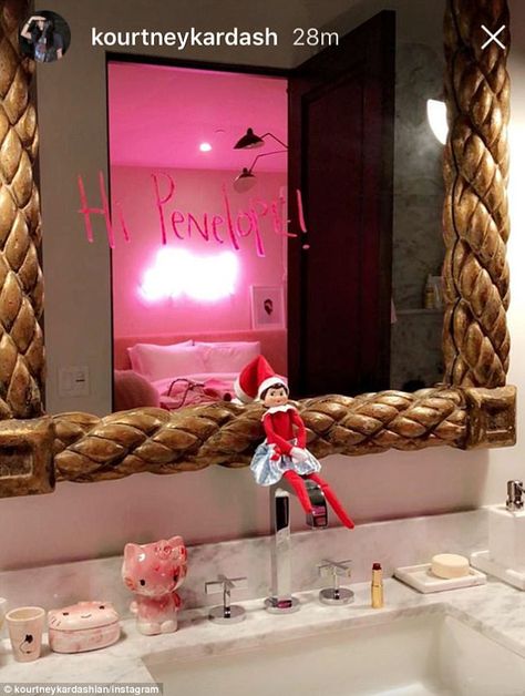 Kardashian Christmas Decor, Nail Art Designs Neon, Kardashian Bedroom, Christmas Decor 2022, Kourtney Kardashian House, Hidden Hills California, Kardashian Christmas, Fun Dates, Younes Bendjima