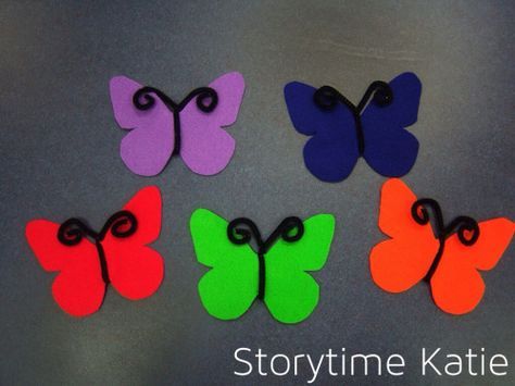 Flannel Friday: Butterflies! | storytime katie (could make felt butterflies and let kids decorate their wings with felt pieces) Butterfly Colors, Bugs Preschool, Flannel Board Stories, Flannel Friday, Felt Board Stories, Insects Theme, Felt Stories, Flannel Board, Finger Plays