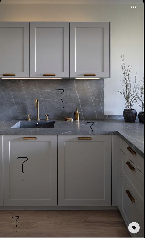 Grey Marble Countertops, Catalan Modernism, Light Grey Kitchens, Серая Кухня, Transitional Decor Kitchen, Casa Country, Kitchen Design Modern White, Classic Kitchen, Grey Kitchen Cabinets