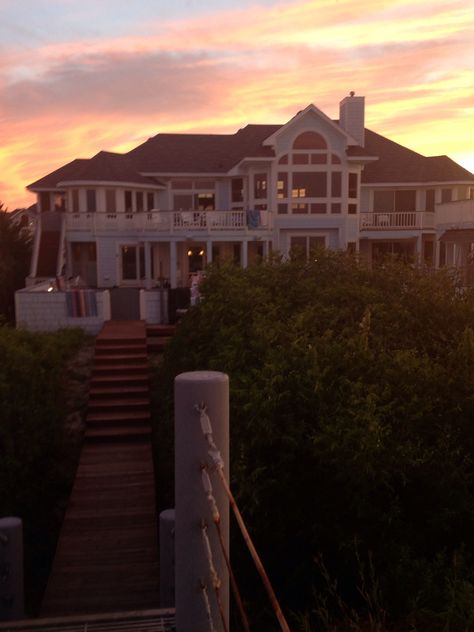 Vacation Outer Banks, NC Obx Kook House, Kook House Outer Banks, Outer Banks House Aesthetic, Obx House Aesthetic, Outer Banks Kooks Aesthetic, Outer Banks Shifting, Beach Houses Exterior, Obx Lifestyle, Outer Banks House