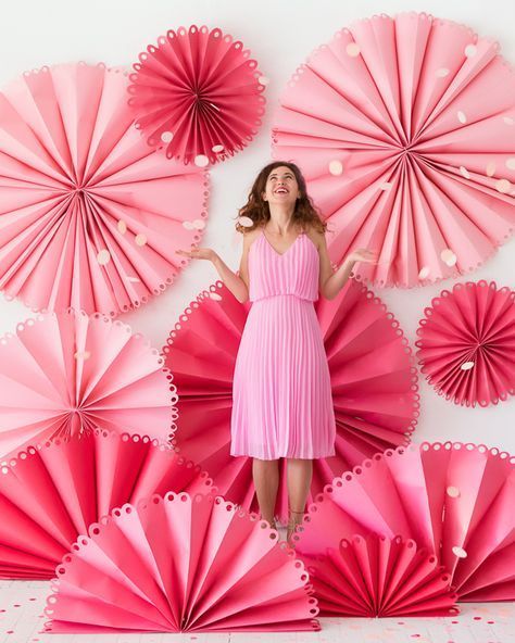 Giant Fancy Party Fan Photobooth | Oh Happy Day! Hiasan Dinding Diy, Decor Photobooth, Fantasy Party, Decoration Vitrine, Party Fans, Paper Fan, Diy Event, Diy Papier, Foto Tips