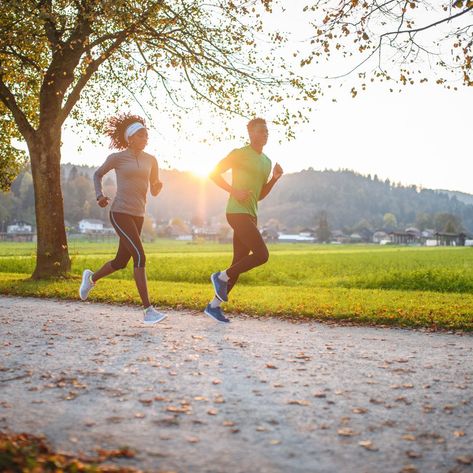 Dedicated Athletes Running in Public Park at Sunset Post Run Stretches, Speed Form, Interval Running, Tempo Run, Marathon Training Plan, Aerobics Workout, Runners World, Hard Workout, Half Marathon Training