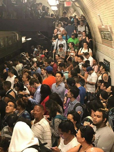 People On The Subway, Crowded Subway, Crowd Art, Crowded City, Toronto Street, Crowd Of People, Big Crowd, Space Photography, Drawing Course