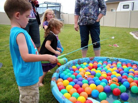 Love this - DIY fishing game! tHe fiCkLe piCkLe: We had a PaRtY! Diy Duck Pond Carnival Game, Rainbow Party Games, Diy Fishing Game, Minney Mouse, Go Fish Game, Fishing Games For Kids, Fish Games, Carnival Circus, Kids Carnival