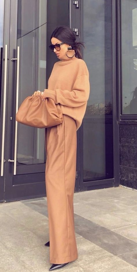 Winter Outfits 2023 Colorful, Elegant Chic Outfits Classic Style, Monochromatic Outfit Beige, Beige Pant Outfit, Monochromatic Fashion, Monochromatic Outfit, Looks Street Style, 가을 패션, Winter Fashion Outfits