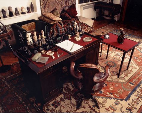 Sigmund Freud’s (1856 - 1939) study at his Hampstead home, including some of his collection of over 3,000 ancient artefacts. Image: courtesy The Freud Museum, London. Psychoanalyst Office, Consulting Room, Historical Interior, Old House Interior, House Family, Therapy Office Decor, The British Museum, Therapy Room, King Art