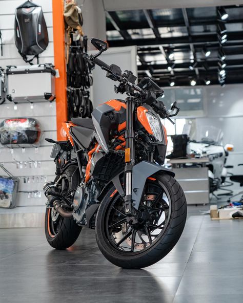 The KTM 1290 Super Duke R stands tall as a pinnacle of raw power and precision in the world of motorcycles. Engineered for adrenaline-seekers and performance enthusiasts alike, this bike is a testament to KTM's commitment to pushing boundaries.  Heart of the Beast: At the core of the KTM 1290 Super Duke R roars a monstrous 1,301 cc V-twin engine, delivering an unparalleled rush of power and torque. This powerhouse is designed not just for speed, but for a thrilling riding experience that combine Ktm Duke 250 Bs6, 1290 Super Duke R, Duke 390, Super Duke, Ktm Duke, Motorcycle Tires, New Motorcycles, Yamaha Yzf R1, Yamaha Yzf