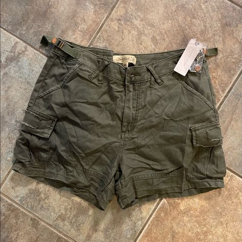 Green Cargo Shorts Super Soft And Comfortable. These Also Fit S/M But Will Look More Snug. Sorry For The Wrinkles They Were Folded In A Pile. Green Short Outfits, Cargo Shorts Aesthetic, Green Shorts Outfit, Summer Smash, Spain Outfit, Green Cargo Shorts, Thrift Inspo, Future Wardrobe, Green Cargo