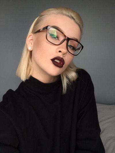 Makeup master Bobbi Brown shares her expert tips on how to create dramatic makeup looks for glasses. Makeup With Glasses, Glasses Makeup, Dramatic Makeup, Trendy Makeup, Perfect Eyes, Wearing Glasses, Hair Fashion, Girls With Glasses, Gorgeous Makeup