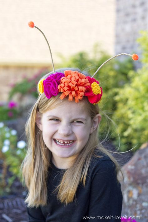 DIY Flower Antennae Headband (...to match the Large Wing Butterfly Costume) | via www.makeit-loveit.com Antennae Headband, Bug Costumes, Butterfly Costume Kids, Antenna Headband, Wing Butterfly, Handmade Halloween Costumes, The Mask Costume, Scary Kids, Butterfly Costume