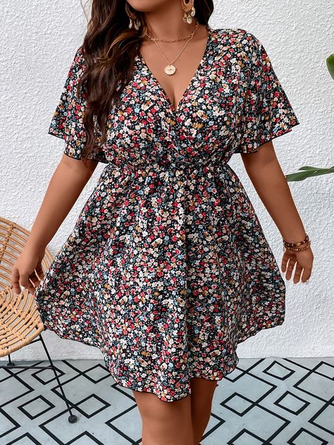 Short Frocks For Women, Flower Dresses Outfit, Dress For Chubby Ladies, Short Plus Size Fashion, Indian Fits, Dress For Chubby, Plus Size Sundress, Short Frocks, Floral Dress Outfits