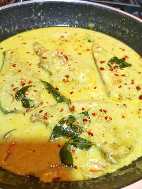 Fish Moilee Recipe, Creamy Fish, Fish Curry Indian, Fish Curry Recipe, Cooking Tomatoes, Fish Stew, Kerala Food, Fish Curry, Curry Recipe