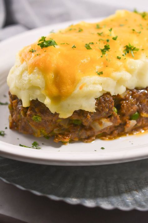 Meatloaf with Mashed Potatoes and Cheese Meatloaf With Mashed Potatoes, Meatloaf Topping, Beef Ideas, Meatloaf Casserole, Potatoes And Cheese, Delicious Meatloaf, Creamy Mash, With Mashed Potatoes, Easy Meatloaf