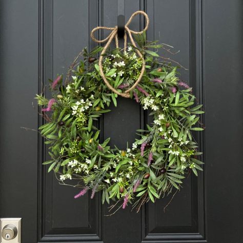 TwoInspireYou (@twoinspireyou) • Instagram-Fotos und -Videos Modern Wreaths, Petite Flowers, Front Door Living Room, Olive Branch Wreath, Branch Wreath, Door Living Room, Olive Wreath, Olive Leaves, Modern Wreath