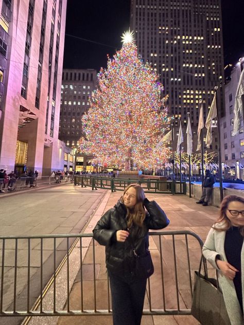 nyc, christmas tree, new year’s eve Office Outfits Winter, Nyc Christmas Tree, Nyc Christmas Aesthetic, Christmas Tree Nyc, Winter Outfits Trendy, Outfits Winter Casual, Rockefeller Tree, New York Christmas Time, Casual Outfits Winter