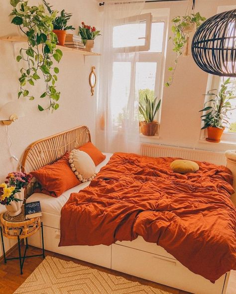 Orange Room Decor, Chambre Inspo, Casa Retro, Orange Rooms, Fall Bedroom Decor, Sage Green Bedroom, Retro Bedrooms, Yellow Room, Bedroom Orange