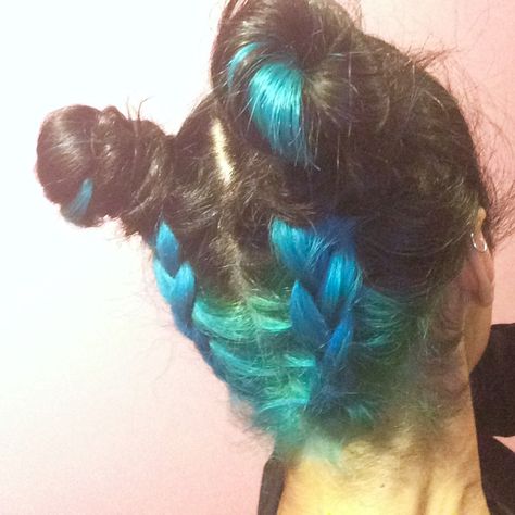 Double upside down braid with two buns on blue underlights/under layer hair Blue Underlights, Two Braids Style, Braid Buns, Side Swept Braid, Upside Down Braid, Layer Hair, Underlights Hair, Two Buns, Summer Braids