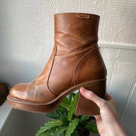 90s Fashion Boots, Brown Platform Boots Outfit 70s, Heeled Brown Boots Outfit, Vintage Chunky Boots, Platform Brown Boots, Vintage Platform Boots, Brown Platform Boots Outfit, Brown Heeled Boots Outfit, Outfits With Platform Boots