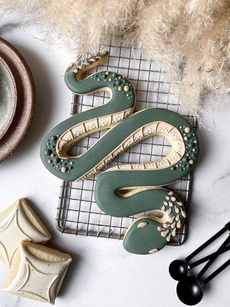 Boho Snake, Desserts Drawing, Animal Cookie, Crazy Cookies, Fancy Cookies, Cookie Icing, Flower Cookies, Dessert Decoration, Cute Cookies