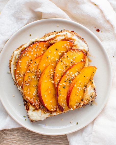 Peach Toast Breakfast Recipes, Peach Toast Recipe, Unique Toast Ideas, Fruit Toast Ideas, Peach Ricotta Toast, Gourmet Toast Ideas, Sweet Toast Ideas, Toast Combos, Pretty Toast