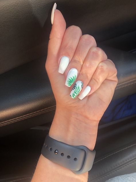 Hawaii Nails Ideas White, Palm Leaf Nails Tropical, Tropical Nail Art Simple, White Nails With Beach Designs, Tropical White Nails, Nail Inspo Green And White, White Nails With Vines, White Nails With Green Leaves, Fern Nails Design