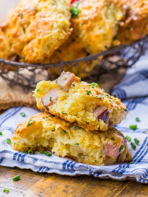 Easy Ham & Cheese Scones - Tatyanas Everyday Food Ham Scones, Ham And Cheese Scones, Savory Scones Recipe, Cheese Scone Recipes, Savory Pumpkin Recipes, Easy Ham, Cheese Scones, Bake Sale Recipes, Pan Chicken Fajitas