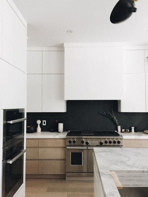 Black Herringbone Backsplash, Black Quartz Countertops, Back Splashes, Black Backsplash, Herringbone Backsplash, Backsplash Designs, White Quartz Countertop, White Countertops, White Kitchen Cabinets