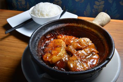 Recipe for Vietnamese clay pot catfish - The Boston Globe Viet Dishes, Viet Food, Special Diet, Vietnamese Cuisine, Baked Fish, Vietnamese Recipes, Clay Pot, Fish Dishes, Hot Pot