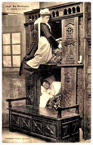 Victorian Cabinet Bunk Beds Survival Storage, Enclosed Bed, Panda Photos, Weird Beds, Antique French Bed, Medieval France, Vintage Foto's, Medieval Furniture, Magical Items