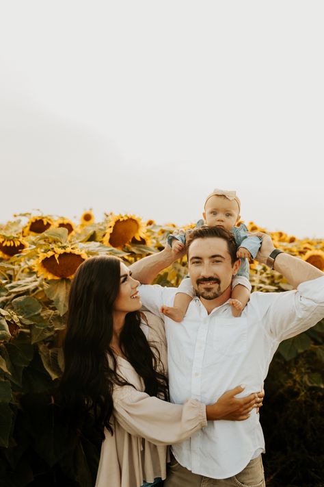 Family Sunflower Photoshoot, Sunflower Photo Shoot, Sunflower Family Pictures, Toddler Family Photos, Sunflower Pics, Sunflower Photoshoot, Sunflower Family, Fam Pics, Sunflower Patch