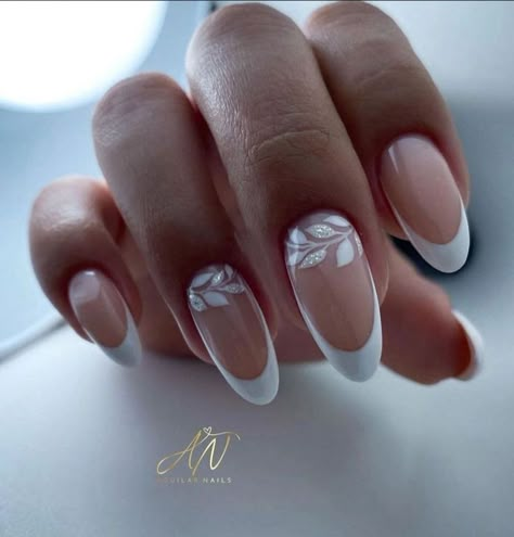 Wedding Nails With Leaves, White Leaf Nails, Nails For Friends, Nail Art Mariage, Leaf Nails, Wedding Ideas 2024, White Almond Nails, Season Nails, Nails For Bride