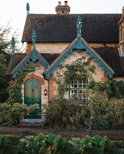 Unique Front House Design, Photography Places, Cute Cottages, Vegetable Patch, Storybook Homes, Fairytale Cottage, Storybook Cottage, Quaint Cottage, Ivy House