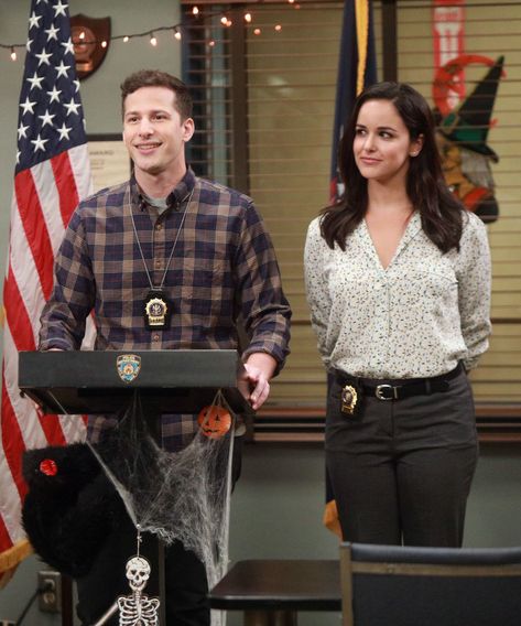 How Brooklyn Nine-Nine Pulled Off The Perfect Feminist Proposal+#refinery29 Jake And Amy, Melissa Fumero, Brooklyn 9 9, Amy Santiago, Jake Peralta, Cute Couple Halloween Costumes, Andy Samberg, Brooklyn 99, Amy Poehler