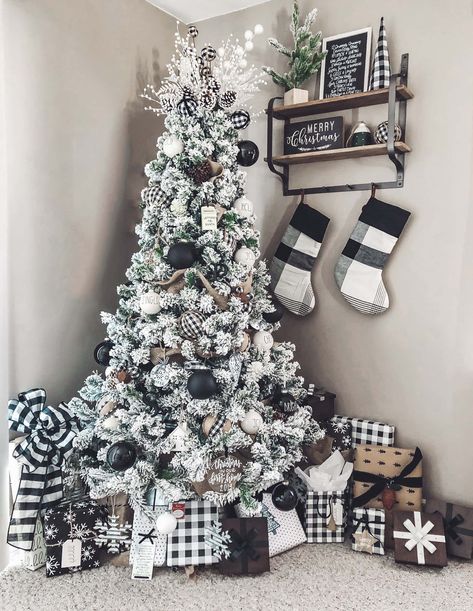 Black White Christmas Tree, Best Christmas Trees, Black Christmas Decorations, Christmas Tree Decorating Themes, Farmhouse Christmas Tree, Plaid Christmas Tree, Black Christmas Trees, Christmas Tree Inspiration, Flocked Christmas Trees