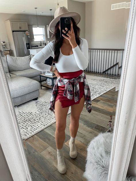 Skirt And Chelsea Boots Outfit, Flannel Around Waist Outfit, Flannel Around Waist, Christmas Day Outfits, Waist Outfit, Red Christmas Outfit, Christmas Photos Outfits, Christmas Pictures Outfits, Casual Christmas Party Outfit