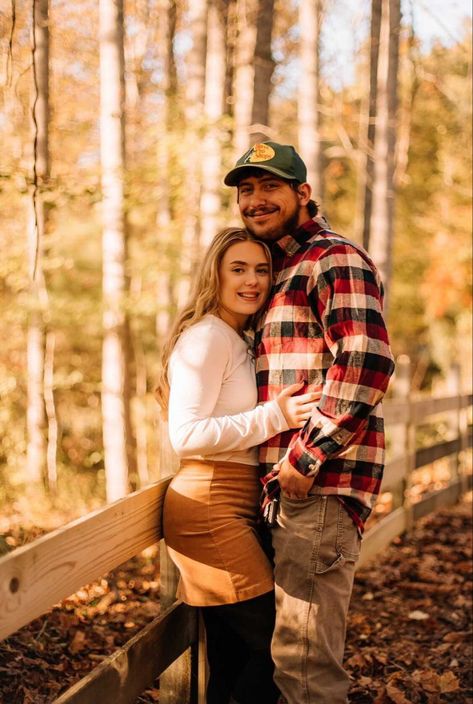 Christmas Couple Photoshoot, Shoots Ideas, Fall Couple Pictures, Country Relationship Goals, Fall Couple Photos, Autumn Photoshoot, Fam Pics, Fall Couples, Fall Couple