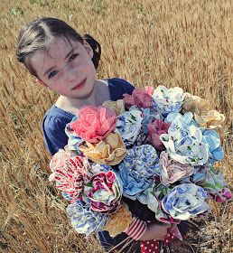 SnowyBliss: Shabby Roses Everywhere Origami Fabric, Fabric Origami, Button Bouquet, Rose Tutorial, Shabby Chic Crafts, Do It Yourself Crafts, Giant Flowers, Fabric Roses, Fabric Flowers Diy