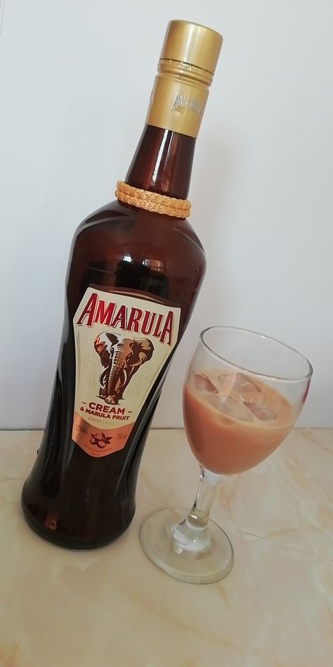 Amarula Drinks, Amarula Drink, Sweet Martini, Comfort Eating, Picnic Date Food, Aesthetic Wine, Alcoholic Drinks Pictures, Daaru Party Pic, Party Pic