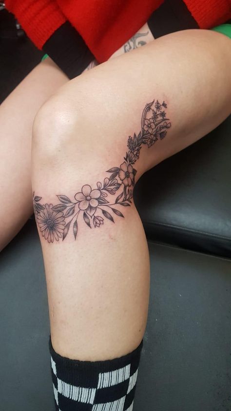 Ankle Wrap Tattoo Cover Up, Above The Knee Tattoo Flower, Feminine Knee Cap Tattoo, Wildflower Knee Tattoo, Over The Knee Tattoos Women, Around Knee Tattoos Women, Womens Knee Tattoo, Kneecap Tattoo Women, Around The Knee Tattoos Women