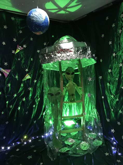 Alien Invasion Decorations, Alien Window Display, Alien Birthday Decorations, Outer Space Halloween Decorations, Alien Room Ideas, Alien Door Decoration, Space Cowboy Decorations, Alien Invasion Party, Cowboy Vs Aliens Party