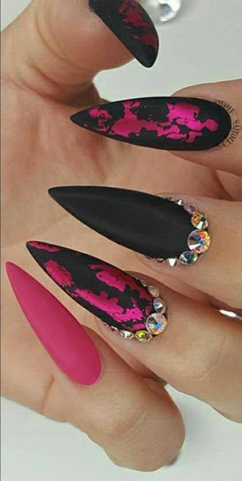 Fuschia pink black stiletto cracked nails design Nails Design Spring, Pink Black Nails, Cracked Nails, Ideas For Nails, Unghie Nail Art, Nagellack Trends, Stiletto Nails Designs, Black Nail Designs, Bright Nails