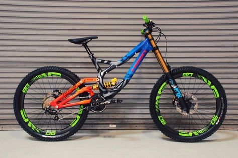 this is a prototype of specialized? cool.... Sepeda Trek, Mt Bike, Downhill Mountain Biking, Bicycle Mountain Bike, Specialized Bikes, Bike Engine, Downhill Bike, Push Bikes, Mtb Bike Mountain