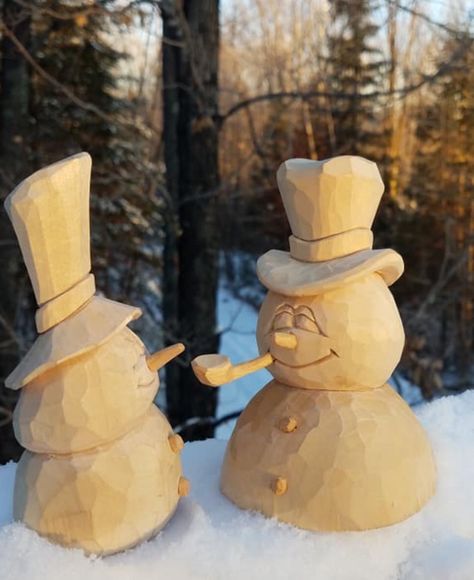 Wood Carved Snowman, Wood Dremel Art, Christmas Wood Carving Ideas, Wood Widdling Ideas, Christmas Carving Ideas, Santa Wood Carving, Wood Carved Christmas Ornaments, Christmas Whittling, Dremel Wood Carving For Beginners