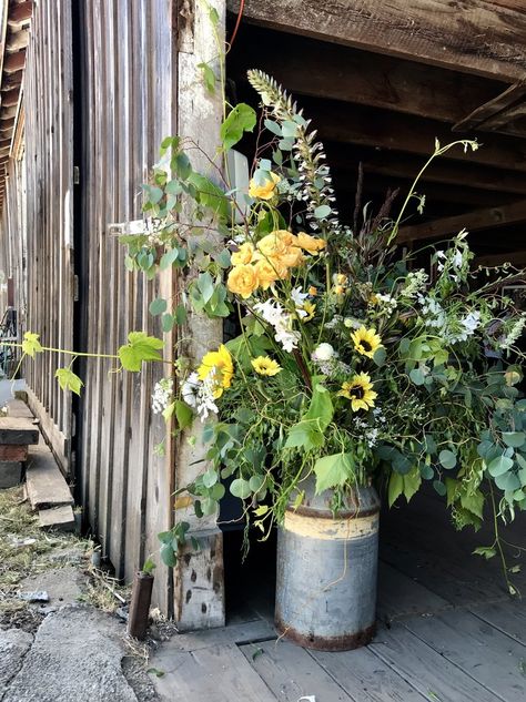 Class Friends, Outdoorsy Wedding, Regenerative Farming, Floral Design Classes, Unique Flower Arrangements, Flower Arch, Flower Farmer, Flower Bar, Farm Stand